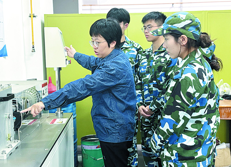 朱丽莎（左一）正在指导学生使用多级齿轮传动测试系统。肇庆市融媒体中心记者 苏燕君 摄 苏燕君 摄 苏燕君 摄